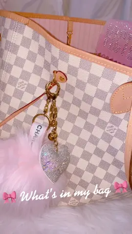 What’s in my bag 💕💕💕 comment something you NEED in your bag at all times 😜💋✨ happy Friday xoxo #whatsinmybag #pink