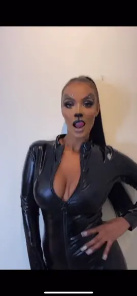 😅😂🐱Catwoman flex for The Halloween special episode of Don’t hate the Playaz tonight at 10pm on ITV2 👹 #halloween