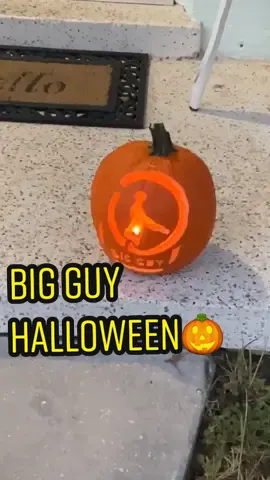 Halloween? Tss #BigGuy is the trick AND the treat😤💪🏻🦍🎃 @lilbolles #fyp #bigguyjon #realman #tss #pumpkincarving #HappyHalloween #OhNo