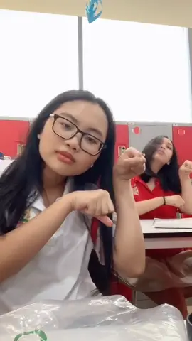 Đi học nên trán hơi bóng và môi hơi tái 🤣 #cophaianhdangtreuduaemdaykhong #phuongmychi #funny