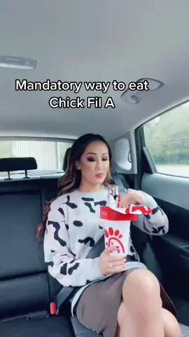 If you don’t eat Chick Fil a like this.... #Lunchonthego  #chikfila #lifehacks #eatinginthecar @momakwon