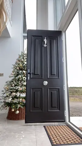 Time to inject some Christmas into that door 🎄  #homedecor #Home #interior #christmas
