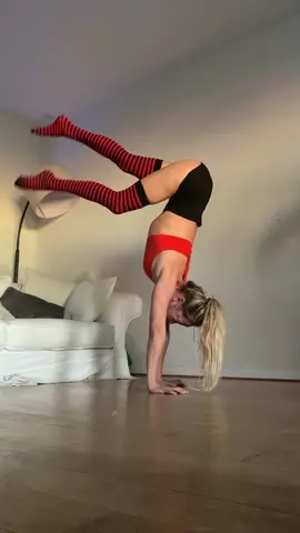 playing with swimming legs #crazy #handstand #handstands #handbalancing #legshapes #flexibility #handstanddance #corona #covid #yogagirl