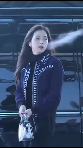 damn she trended just because of breathing!!! she looks so cool thooo 😳❤️ #blackpink #blink #jisoo #blackpinkjisoo #foryou #fyp