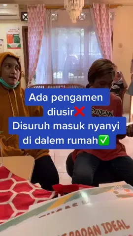 Ada pengamen diusir❌Disuruh masuk nyanyi di dalem rumah✅