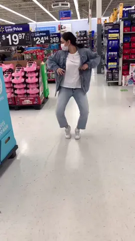 Super bowl in Walmart 😂 #superbowl2020 #superbowlchallenge #jlochallengesuperbowl #jlochallenge