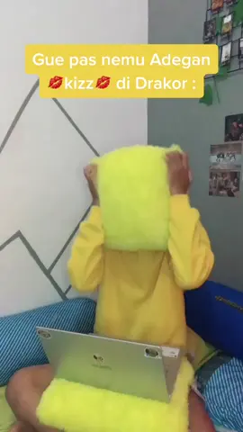 Gatau kenapa malah salting sendiri😭 padahal yg kiss itu mereka, kenapa malah gue yg ✨merinding✨