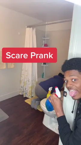 Bathroom Scare Prank🤣 #prank #scary #girlfriend #couplegoals