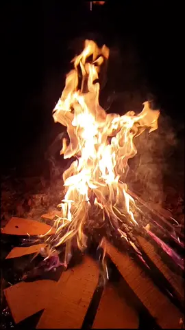 🔥Не бойтесь дарить согревающих слов, и добрые делать дела, чем больше в огонь вы положите дров, тем больше вернется тепла. #цитата #мотивация #пламя
