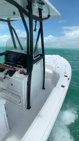 Windy day on a Sea Hunt Bay Boat.  We thought this was a cool angle to show. What do you guys think?  #centerconsolesonly ￼