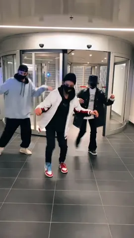 Wait till the end! We thought we broke the door 😂😂 dc: @jeanvictorm with @laurieannc & @michael.deschamps #dancers #fyp #foryou #fypシ