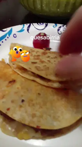 disfrutando comida Michoacána