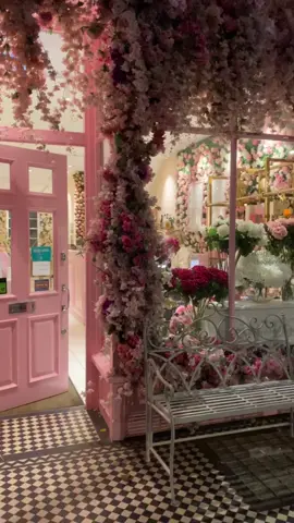Prettiest coffee shop in town? YES or NO? #thisislondon #london #londontown #londonrealestate #christmas #christmas2020 #coffee #coffeeshop #cafe