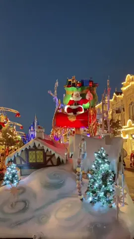 Here comes Santa Claus 🎅🏻 #fyp #foryou #foryoupage #disney #disneyworld #magickingdom #disneychristmas #santa #wdw