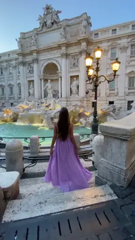 Romantic evenings in Rome 😍 Is it on your bucket list? 🇮🇹 #rome #italy #trevifountain #visititaly #travel #beautifuldestination