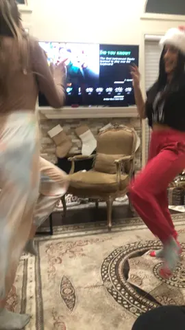 #fail #fall #falling #christmas #christmastiktok #funny #funnyvideos #drunk #drunktiktoks #holiday #holidayparty #embarrased #embarrassing