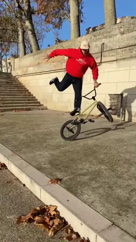 Tu veux savoir faire ça ? C’est très simple ! 🤣 @matthiasdandois #donnedesailes #tuto #bmx #tiktokacademie