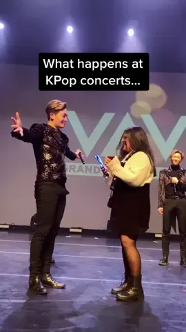 Another wholesome moment with #VAV #vampz #kpop #kpoper #fyp #fypシ #yn #concert #브이에이브이 #xyzbca #fangirl