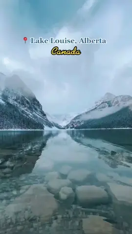 How does a refreshing dip in a turquoise & glacier-fed lake sound? 💦  And look at those stunning peaks! 📽@scottbakken #banffnationalpark #lakelouise