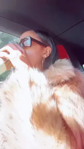 Busyyy 🥶❄️ #hotgirl #miamicheck #hotgirlshi #furcoat #happyholidays #starbucks #foryourpage #icyy