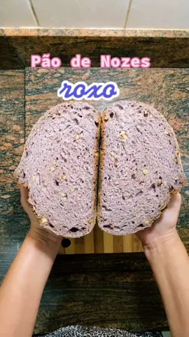 Pão de nozes roxo com fermentação natural. Saboroso, saudável e colorido! #pao #sourdough #paofermentacaonatural #nozes #roxo @emporiomacadamia
