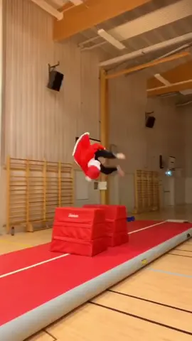 Miss training on the air track❄️🎅 #santa #christmas #parkour #parkourman #pkfr #santaclause #fyp #foryoupage #forypage #sideflip #airtrack #vaults