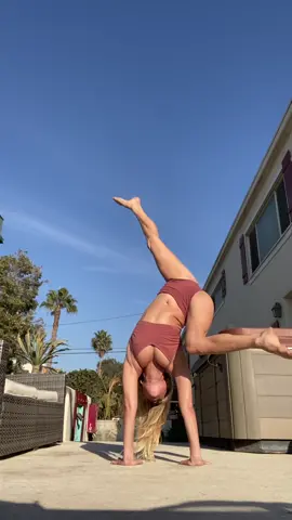Leg shapes! #handstand #flexibility #christmas #yoga #flexible #handbalancing #fitgirl #quarantine #handstands