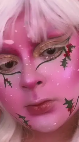 Christmas pixie? #graphicliner #FelizNavidad #colorfulmakeup #christmasmakeup #xmasmakeup #graphiclinermakeup