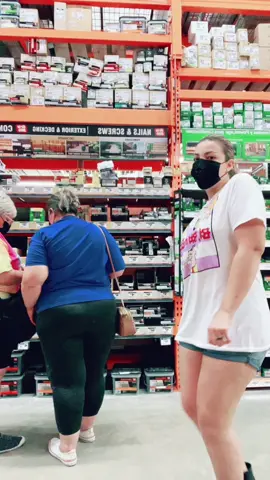 Cuando vas a las millas a Home Depot my outfit is terrible jajaa estaba trabajando y eran las únicas botas que tenia jajaja