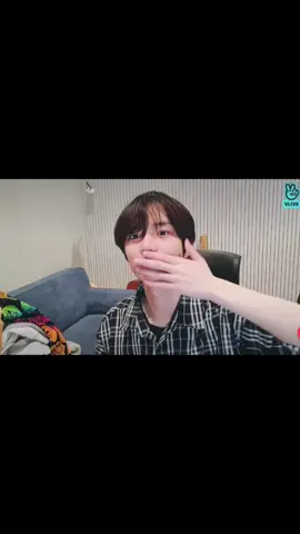 beomgyu ending his vlive playing call me maybe STOP IT 😫💗 #txt #tomorrow_x_together #txtvlive #txtbeomgyu #beomgyu