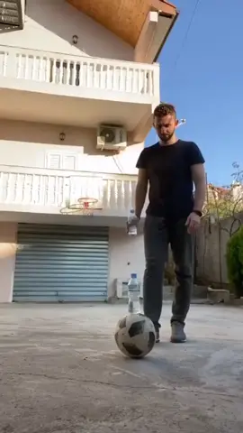 Watch till the end... 🤯 @sylematoshi #trickshot #viral #foryou #433 #awesome #basketball #football