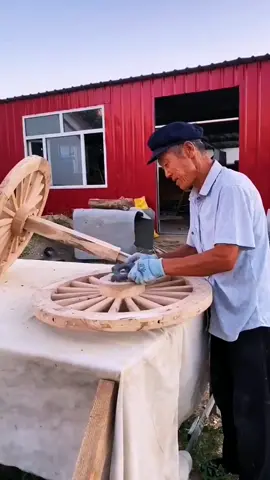 The old carpenter wanted to make more beautiful works.#foryou #carpenter