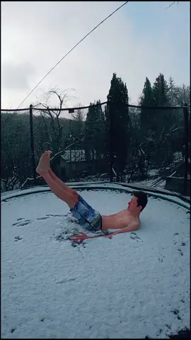 Der Schnee bei der Landung😳❄ #slomo #backflip #schnee #cold #winter #trampolin #flip #foryou