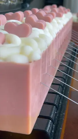 Valentines 💖🎧🔛#soap #soapmaking #ASMR #artisansoaps #soapshare #jabon #jabonartesanal #jabonesartesanales #hechoamano #natural #fyp #foryoupage