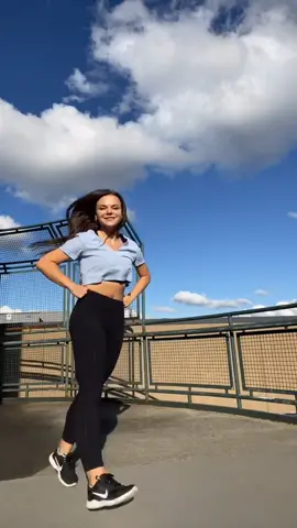 I was made for sunny days☀️🤍 #shuffle #shuffledance #dance #positive #cuttinshapes