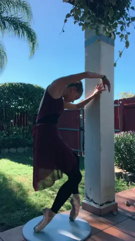 @dot2dance a que hora están viendo este video? #foryou #flexible #fyp #parati #xyzbca #tiktok #triplets #timewarpwaterfall #Foodie #dancer