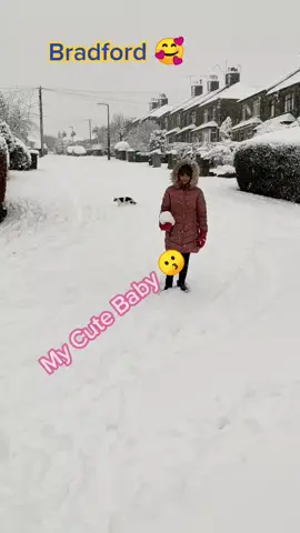 #snow #❄️🥶❄️ #uk_weather #❄️ #😍🥰 #snowingoutside #ukwale #💕❤️ #pakistani #ukiqukiq #bradford #cutipie #mycutebaby #💓💕 #❣️😍❣️ #🐈🐱 #🧚