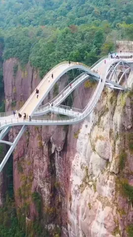 The spine-tingling Ruyi Bridge in China! 🤯 It opened to the public in September 2020. Would you dare walk on this bridge? 📽 IG: Khanjipirwala