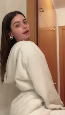 ACABO DE SALIR DE LA DUCHA SI ahahahah😳✌🏼🥵 (lo repetiré) dc: @mariajoseamm // insta: carlotaaaatorres