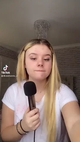 Using a mic that doesn’t even work 🤌🏻 and v sorry for the Abso state of my hair just rolled out ma bed x x x