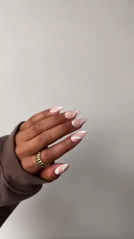 Trying press ons for the first time & i’m obsessed 😭 @holychicandco #nails #nailart #newnails #pressonnails