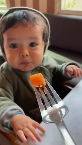 Siempre soñé con este momento 😍 poder hacerle avión con comida a mi bebé 🙊 #papáehijo