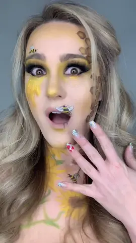 Name that movie! 😂#creativemakeup #waitforit #storytime #ellewoods #legallyblonde #emojichallenge #makeupmetamorphos #MomsofTikTok #creative #bee