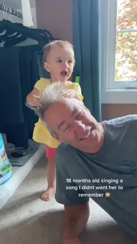 Very into her song / destroying real life Papa’s hair #toddler #sing #music #kids #baby #cute