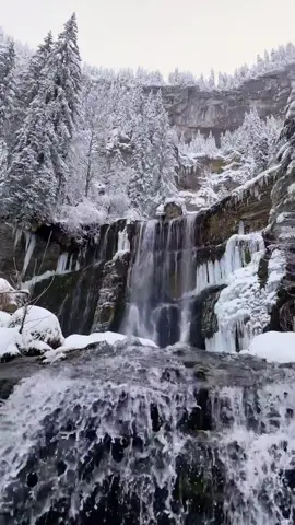 The icy landscapes of Cirque de Saint-Même 🧊 At an altitude of 900m, the cirque is a reinvigorating escape for nature seekers 😍 📽@alexis.marcellin