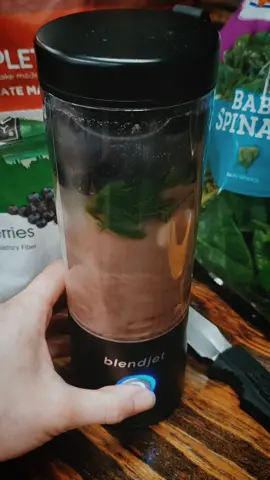 Post workout smoothie! 🙌🏼 Protein Powder + Banana + Blueberries + Spinach @blendjet #BlendjetRecipe #Blendjet use code on my IG & link in comments👇