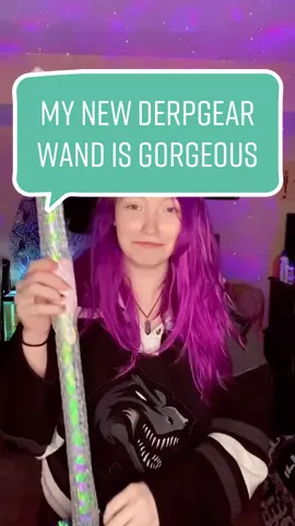 My new @derpgear wand came today😍 #derpgear #leviwand #propquiver #uvreactive #pomgrip #purple #green #flowart #flowartist #flowartistsoftiktok #plur