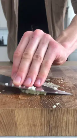Reply to @whatis696 How to crush garlic with a knife 🧄 #garlic #asmr #CookingHacks