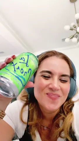 Can you 👂 keilly 🎤 😂😉Happy Friday!!!#friday#singing #sparklingwater #happy .