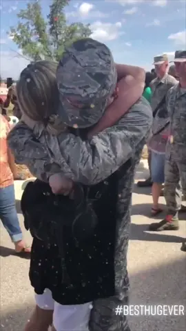 One of the greatest hugs ever ❤️👏 (crystal_waid/IG) #Relationship #surprise #military #couple